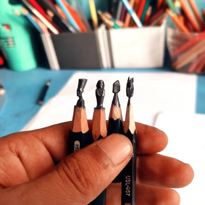 ترويجاً للسياحة.. فنان مصري يحوّل أسنان القلم الرصاص إلى منحوتات فرعونية -  أخبار صحيفة الرؤية