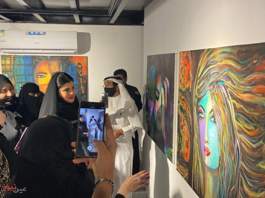 الرسم بالشعر والكلمات في معرض تشكيلي سعودي - أخبار صحيفة الرؤية