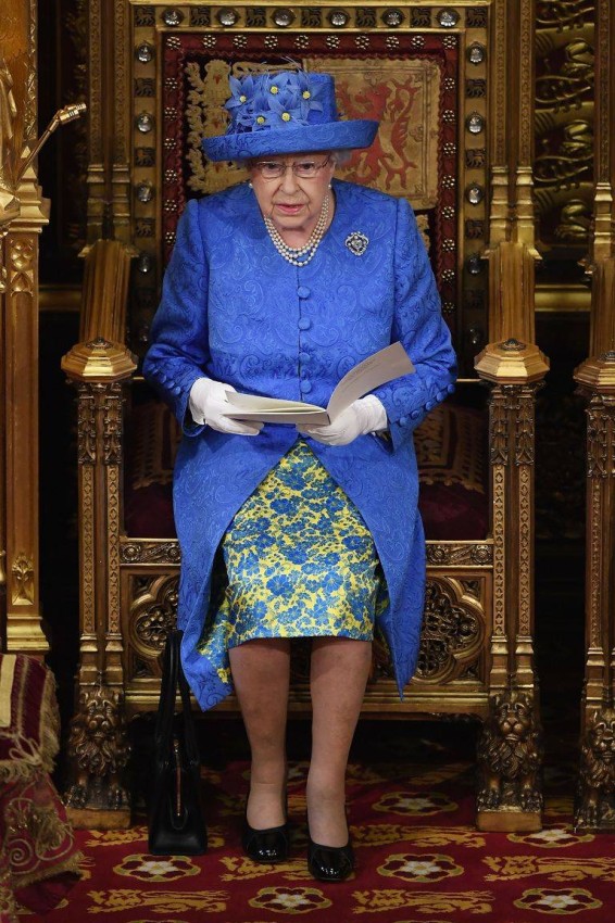 فستان الملكة اليزابيث أثناء حضورها البرلمان 2017