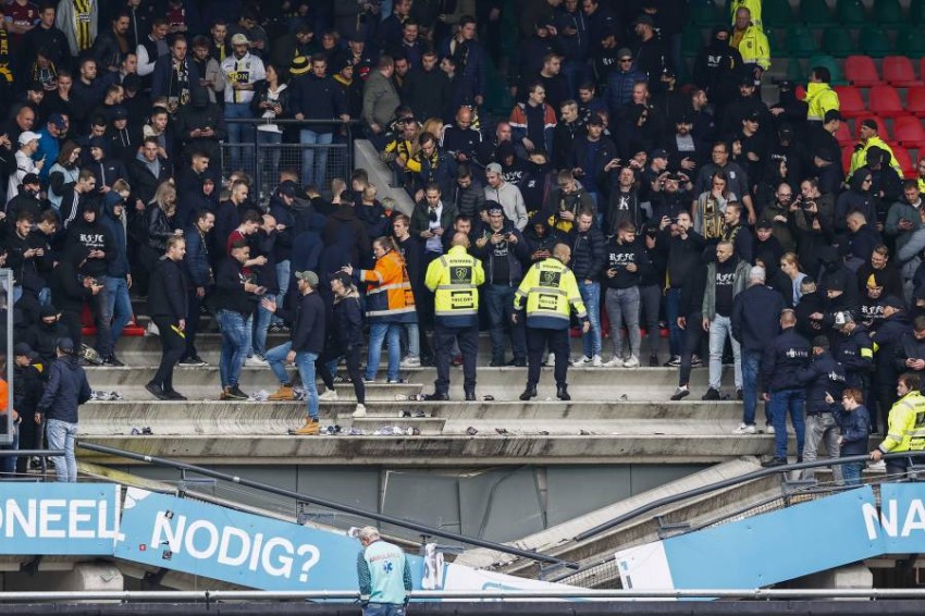 انهيار مدرج ملعب في هولندا خلال احتفال الجماهير مع اللاعبين - أخبار صحيفة  الرؤية