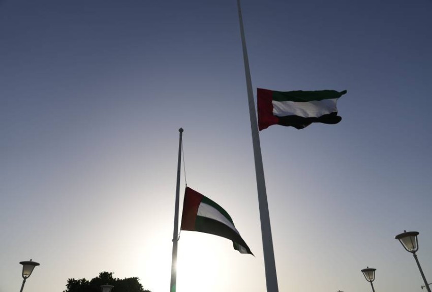 تنكيس أعلام الدولة لمدة 40 يوماً بعد الإعلان عن وفاة الشيخ خليفة بن زايد آل نهيان