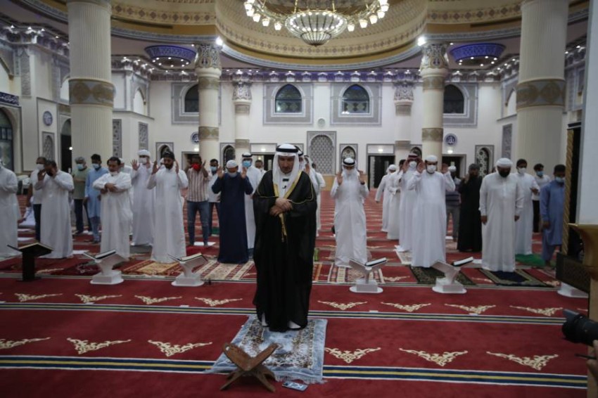 جانب من صلاة الغائب على روح الشيخ خليفة بن زايد آل نهيان بأحد مساجد دبي