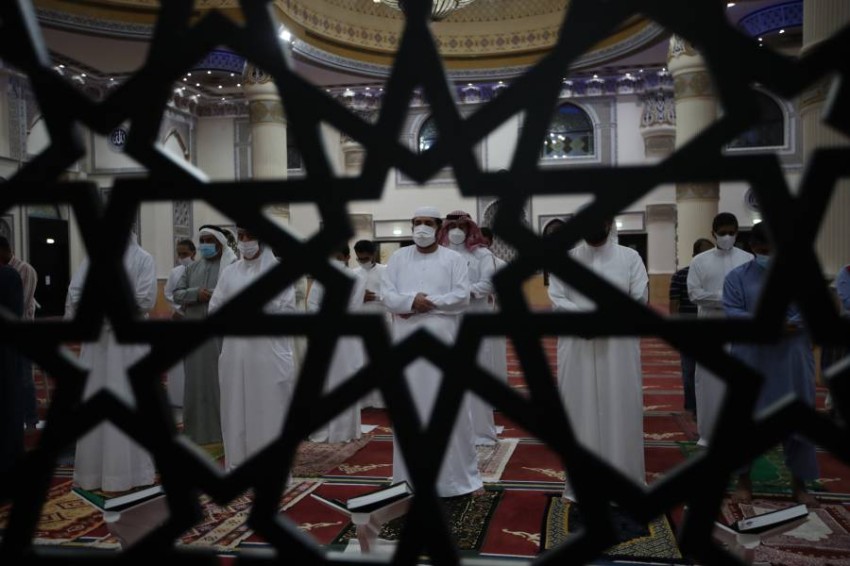 جانب من صلاة الغائب على روح الشيخ خليفة بن زايد آل نهيان بأحد مساجد دبي