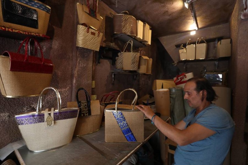 جانب من ورشة لصناعة الحقائب النسائية يدويا في تونس، حيث يتم بيعها للسياح والزوار لتونس بعد رفع حالة الطوارئ وتخفيف شروط الدخول والسياحة لتونس، ويتم أيضاً تصدير بعض من هذه الحقائب إلى أوروبا والولايات المتحدة