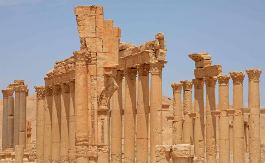 جانب من الأعمد والآثار في أطلال تدمر الأثرية بسوريا