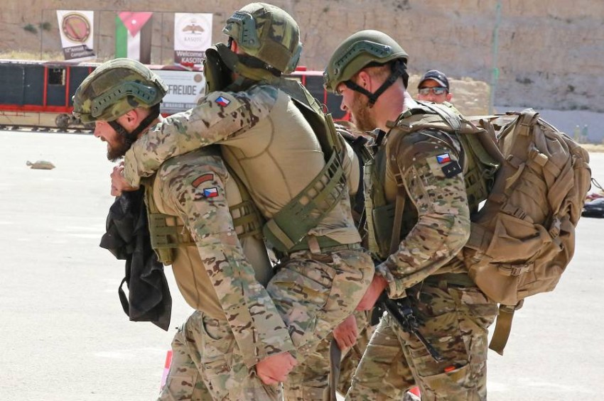جنود من دول مختلفة يشاركون في تدريبات عسكرية خلال مسابقة المحارب الدولية السنوية بدورتها الثانية عشرة في مركز الملك عبد الله الثاني لتدريب العمليات الخاصة في الزرقاء ، شمال شرق العاصمة عمان