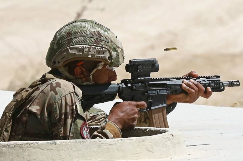 جنود من دول مختلفة يشاركون في تدريبات عسكرية خلال مسابقة المحارب الدولية السنوية بدورتها الثانية عشرة في مركز الملك عبد الله الثاني لتدريب العمليات الخاصة في الزرقاء ، شمال شرق العاصمة عمان
